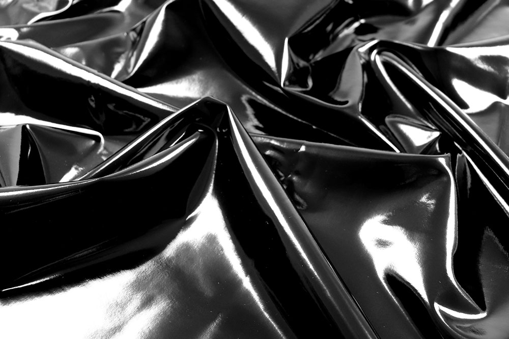 Glänzender Lack-Lycra mit Latex-Optik – elastisch, auffällig und perfekt für extravagante Mode. Bk7870 Lack Lycra Schwarz Hand Tanzsport Stoffe Lack-Lycra - Schwarz