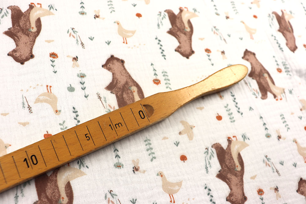 Tierisch süßes Design auf weichem Double Gauze - ein verspielter Hingucker zum Top-Preis! Bk7876 Musselin Gans Baer S4 Kinderstoffe Musselin - Gans und Bär