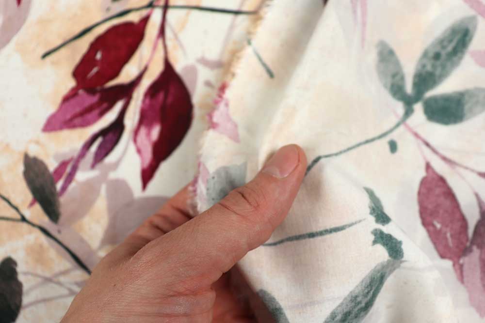 Zarter Viskosestoff mit weichem Fall und floralem Aquarell-Print in sanften, harmonischen Farbverläufen.
 Bk7903 Viskose Berryblossom S4 Blusenstoffe Viskosestoff - Berry Blossom