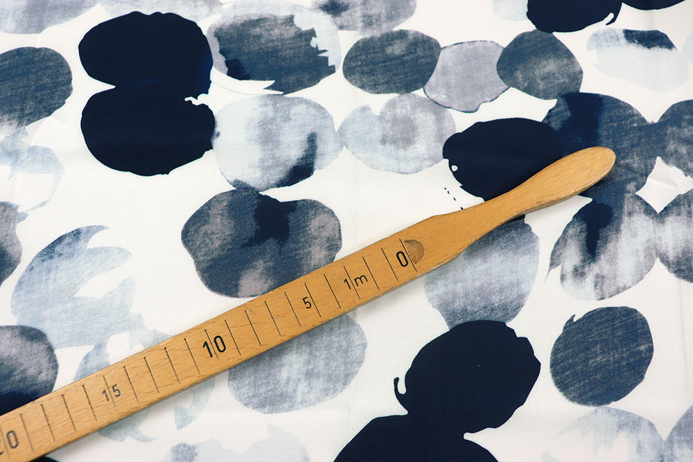 Fließender Viskosestoff mit großflächigem Blätter-Print in Indigo- und Grautönen auf hellem Fond – ideal für Blusen & Kleider.
 Bk7904 Viskosestoff Aquarell Punkte 2 Viskose Viskosestoff - Indigo Petals