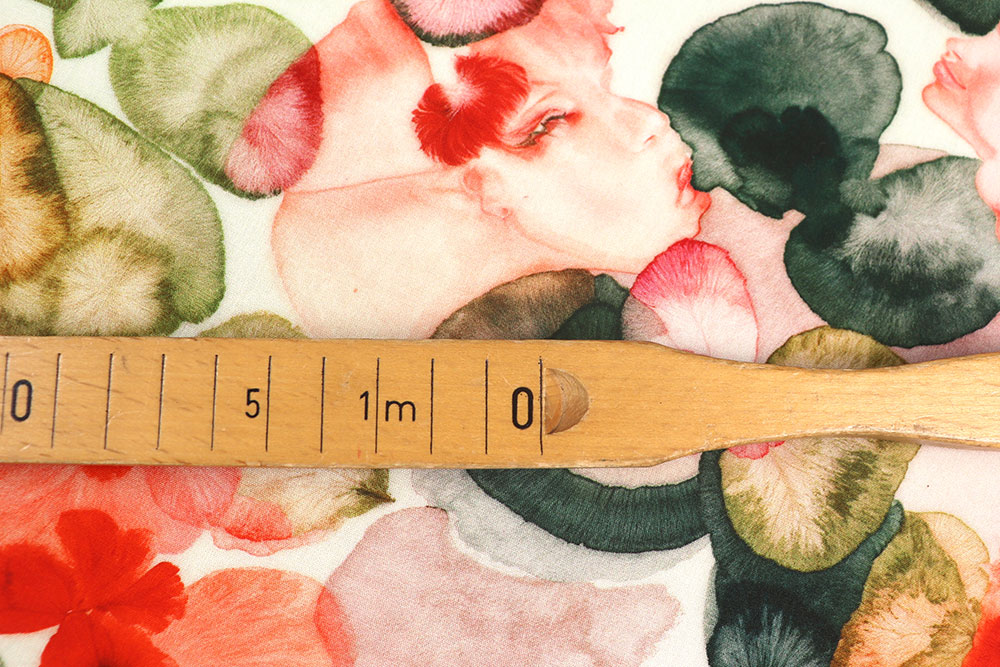 Künstlerischer Viskosestoff mit zarten Gesichtern und floralen Aquarellmotiven – weich fallend, ideal für Kleider & Blusen.
 Bk7905 Viskosestoff Blaetter Aquarell S4 Blusenstoffe Viskosestoff - Bloomy Muse