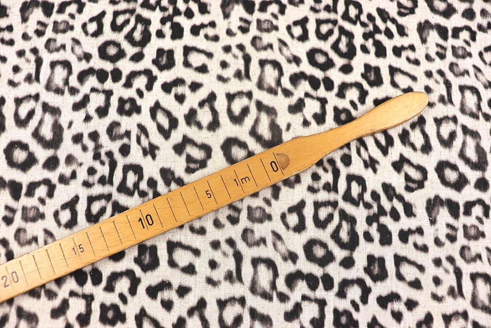 Trendiges Leo-Design auf luftigem Leinen-Viskose-Mix – ein Sommertraum für Ihre Garderobe! Bk7947 Viskose Leinen Stoff Leo 2 Viskose Viskose-Leinen Premium - Vintage Leo