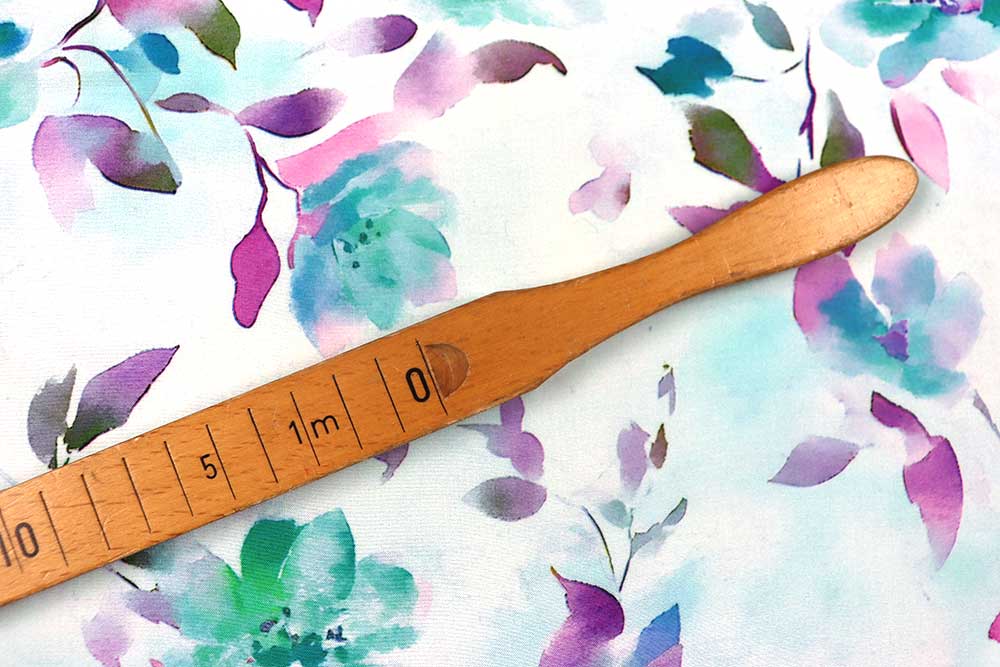 Floraler Aquarellstoff in zarten Pastelltönen – leicht, elegant und ideal für feminine Nähideen.
 Bk7957 Viskose Aquarellblueten 2 Blusenstoffe Viskose - Elaine