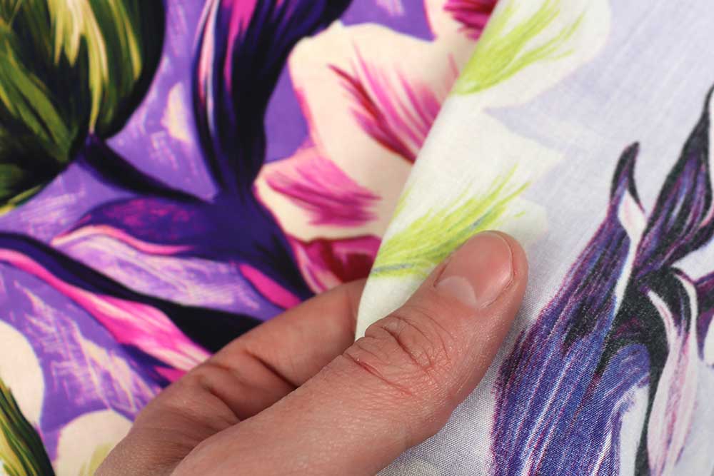 Ausdrucksstarker Viskosestoff mit großen Blüten auf kräftigem Violett – weich fließend und ein echter Blickfang.
 Bk7959 Viskose Lyssandra Blusenstoffe Viskose - Lysandra