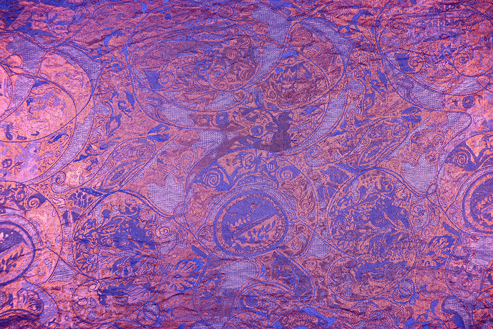 Eleganter Jacquard mit kunstvollem Paisley- und Ornamentdessin in schimmernden Amethyst- und Kupfertönen. Bk7978 Seidenmix Juni Jacquard Seiden-Mix - Amethyst-Ornament