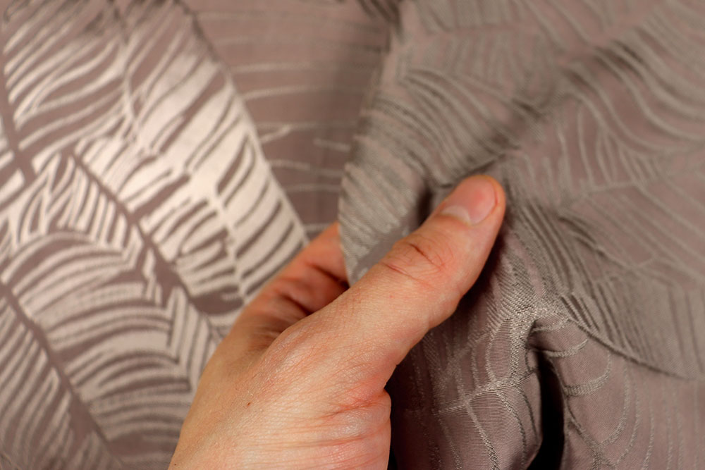 Fließender Viskose-Jacquard mit stilvollem Blätterdessin in natürlichen Farbtönen Bk7979 Viskose Jacquard Blaetter 2 Juni Viskose Jacquard - Tropische Blätter