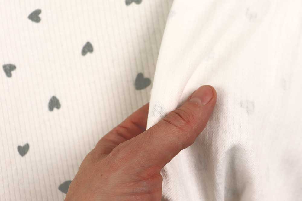 100 % Baumwolle, fein gerippter Strick, süße Herzchen = ein herrlich weicher Traum von einem Stoff! Bk7983 Rippjersey Herzen S4 Juni Rippjersey - Herzchen