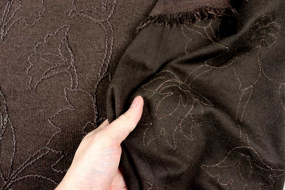 Kuscheliger Strickstoff mit floraler Stickerei - stilvoll und verspielt zugleich! Bk7985 Strickstoff Bestickt Braun 1 Strickstoffe Strickstoff Blumenstick - Schoko