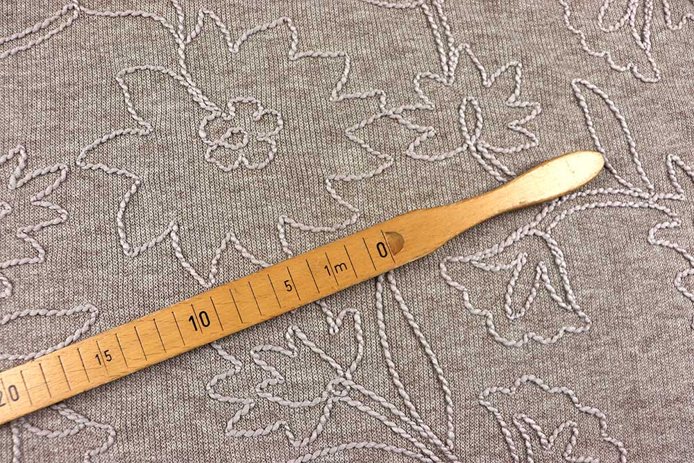 Kuscheliger Strickstoff mit floraler Stickerei - stilvoll und verspielt zugleich! Bk7985 Strickstoff Bestickt Sand 1 Strickstoffe Strickstoff Blumenstick - Sand