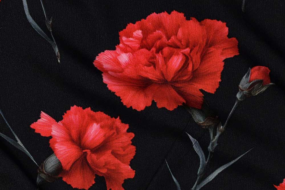 Gestochen scharfer, floraler Digitalprint auf herrlich geschmeidiger Viskose - jetzt zuschlagen! Bk7996 Viskosestoff Nelken 1 Viskose Viskosestoff Digital - Rote Nelken
