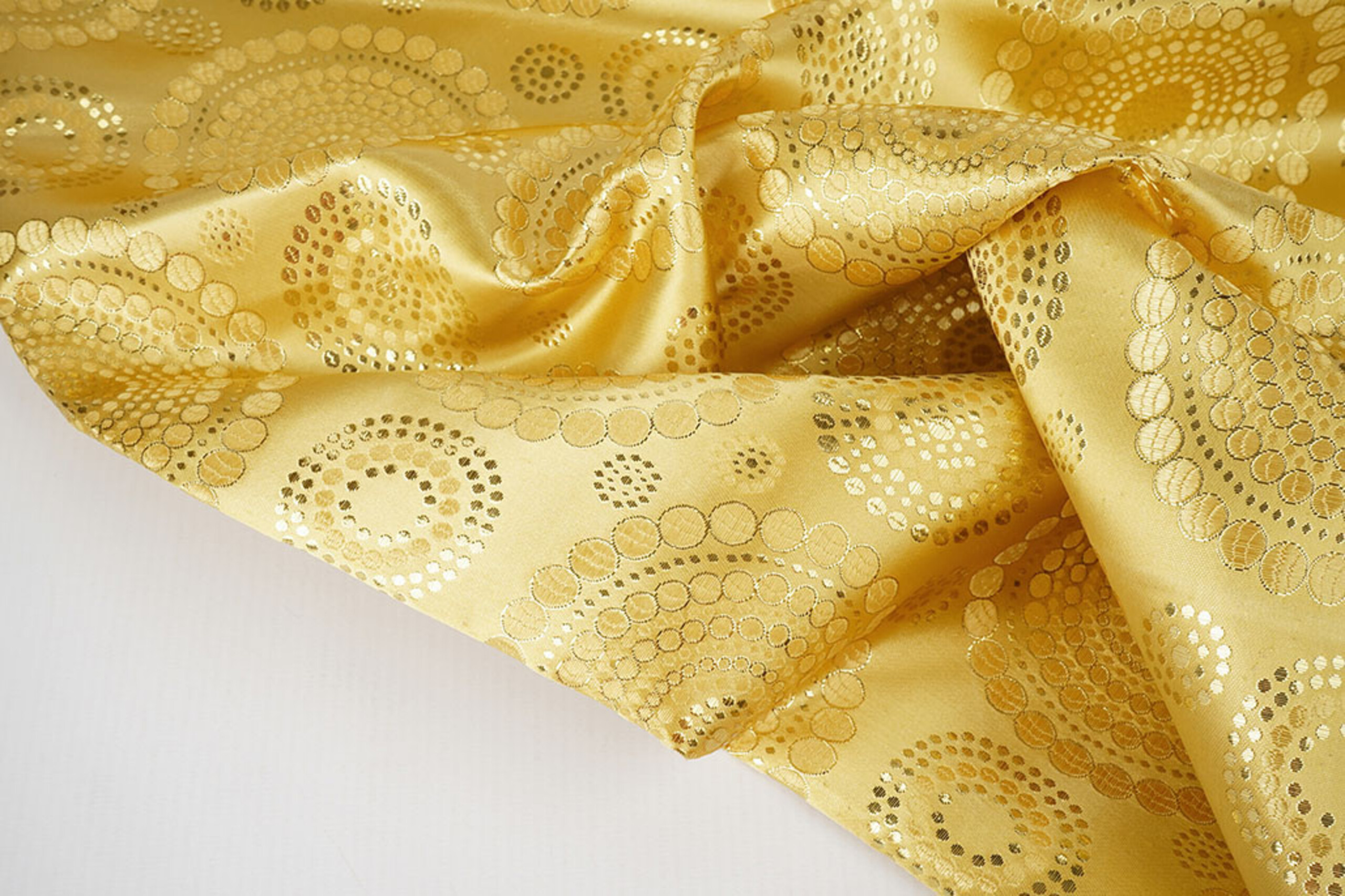 Wunderschön glänzender Brokat mit verspieltem Muster in festlichem Gold Brokat Mandala Gold Rueckseite Glanzstoffe Brokat-Stoff - Mandala Gold