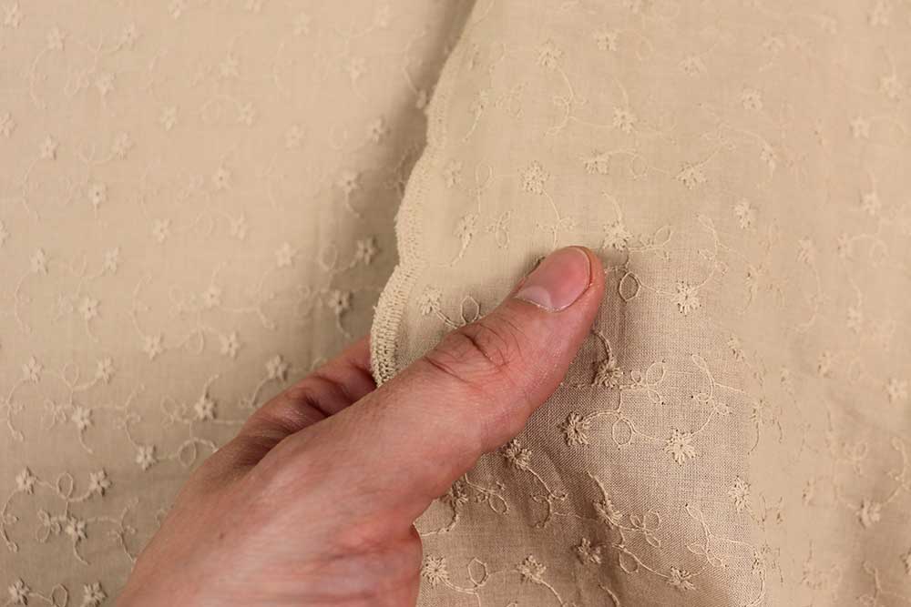 Mit süßen Blümchen und Ranken bestickter Stoff aus reiner Baumwolle für wunderschöne Kreationen Co6764065 Baumwollstoff Stickerei Bluemchen Beige 2 Baumwolle Bäuerlich Baumwollstoff bestickt - Rosalie - Beige