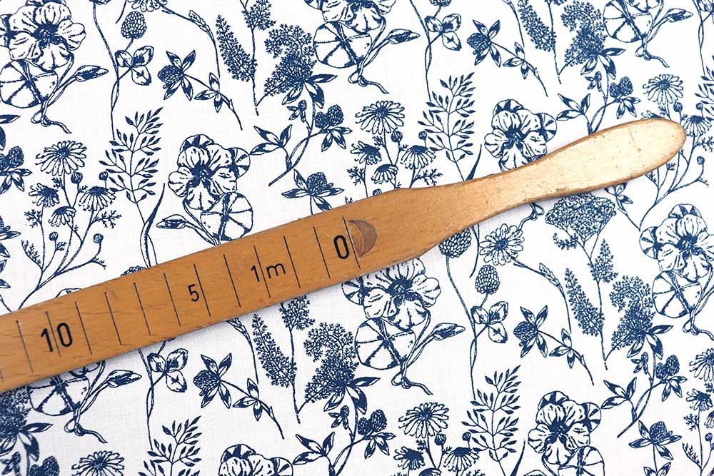 Feine Baumwolle mit floralem Print für Röcke, Blusen, Dirndl, Heimtextilien und mehr Co6786 Baumwollstoff Blumen S4 Baumwolle Blumen Baumwoll-Trachtenstoff - Wiesenblumen - Nachtblau