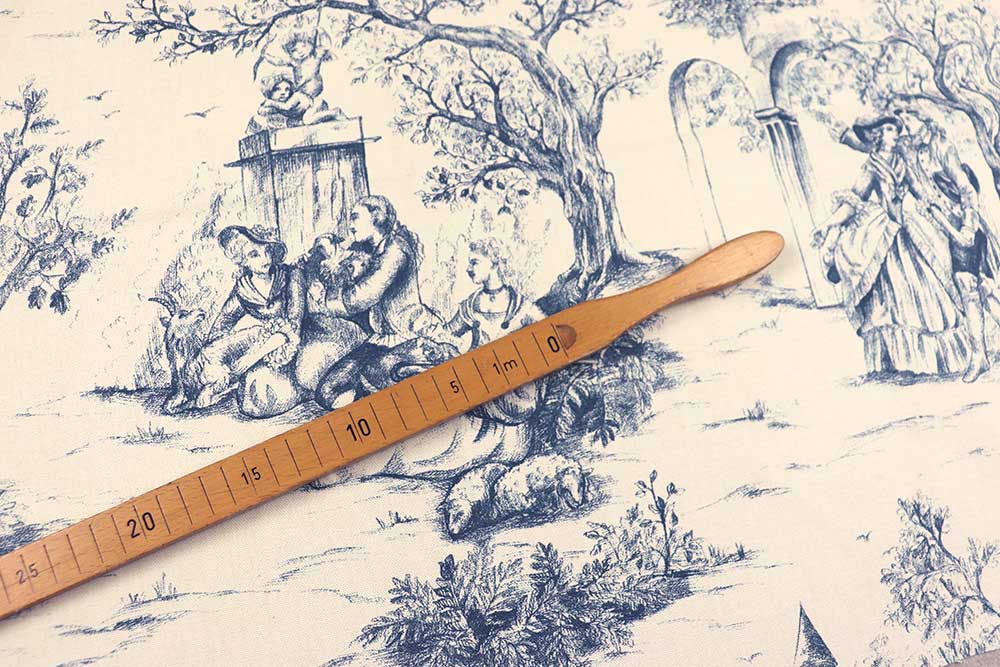 Feiner Baumwollstoff mit zauberhaft nostalgischem Motiv Co6860 Baumwollstoff Toile De Jouy S4(1) Übergardinen Baumwollstoff Toile de Jouy - Parkspaziergang - Blau