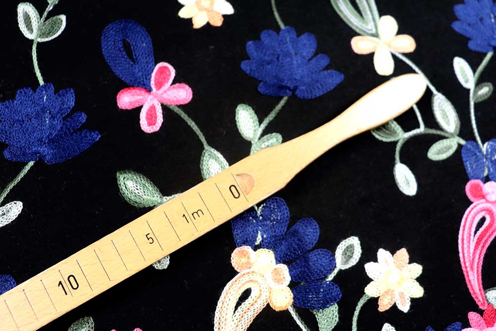 Edle Trachten-Bordüre aus 100 % Baumwolle - die florale Stickerei ist ein echter Hingucker! Co6867 Baumwollstoff Bestricht Trachten Bordre Schwarz Blumen Baumwollstoff bestickt - Trachten-Bordüre - Schwarz