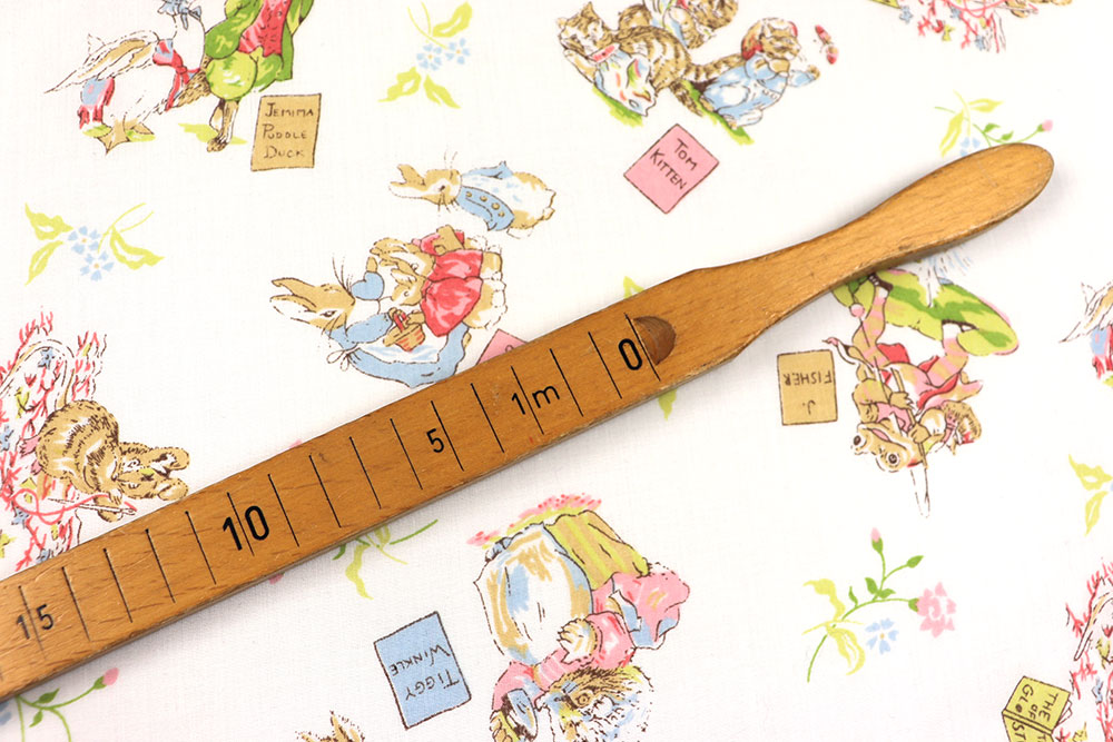 Entzückende Baumwollware mit schönem Tiermotiv im nostalgischen Mantel Co6882 Baumwollstoff Peter Hase S4y Kinderstoffe Baumwollstoff - Kinderbuch-Tiere