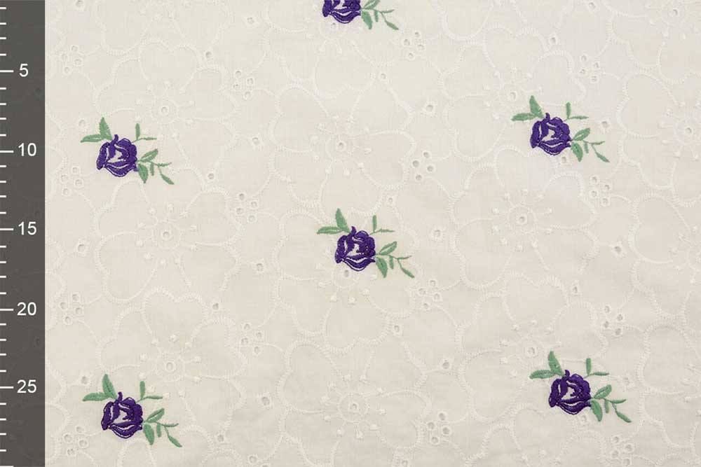 Reiner Baumwollstoff mit zarten Rosen-Stickereien in Lila - ein traumhaftes Material für romantische Projekte! Co6904280 Baumwollstoff Rosenstickerei Lila S4 Dirndlstoffe Baumwollstoff Rosen-Stickerei - Lila