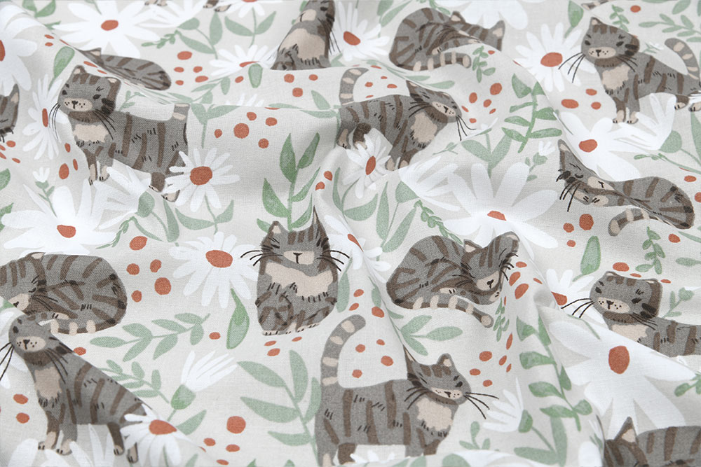 Verspielter Baumwollstoff mit Katzen zwischen Blumen und Blättern – ideal für kreative Projekte mit Charme. Co6913 Baumwollstoff Daisycats Details Baumwolle Tiere Baumwollstoff - Daisy Cats