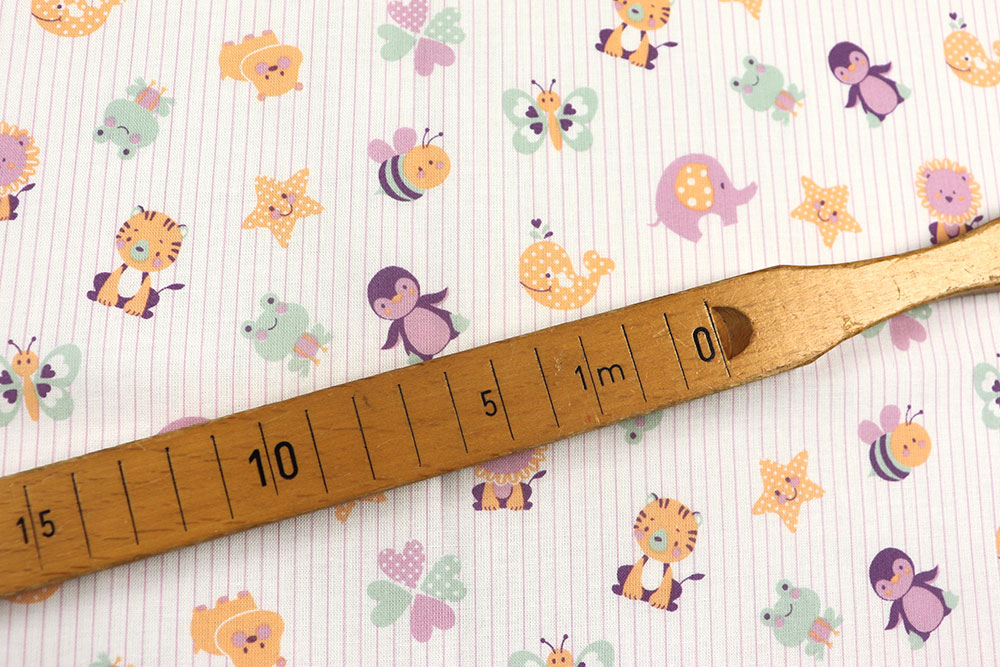 Weicher Baumwollstoff mit fröhlichem Tiermotiv in sanften Pastelltönen – ideal für Kinderzimmer, Bettwäsche, Deko und Accessoires. Co6930 Baumwollstoff Tierbabys Streifen S4 Baumwolle Tiere Baumwollstoff - Sweet Friends