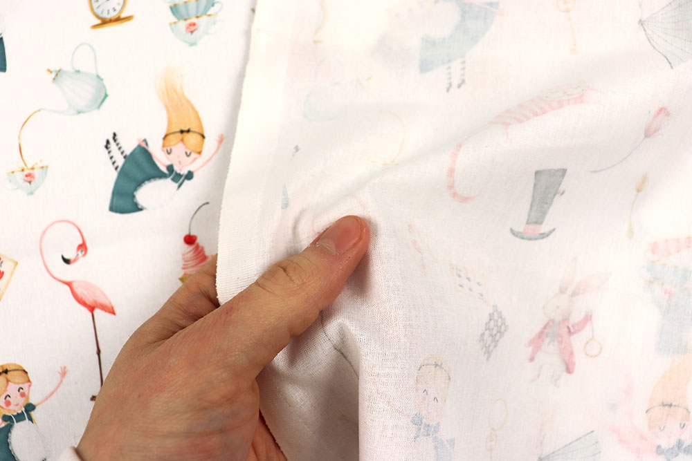 Lassen Sie sich verzaubern und von diesem Baumwollstoff auf eine wunderbare Reise mitnehmen! Co6958 Baumwollstoff Alice S4 Kinderstoffe Baumwollstoff - Alicia in der Wunderwelt