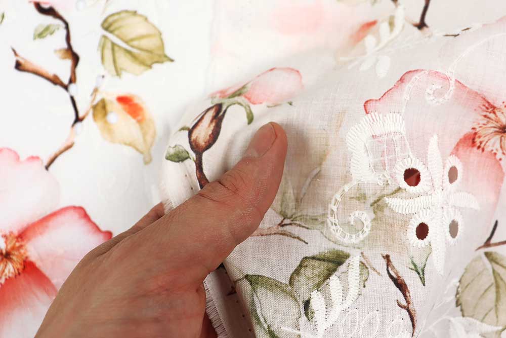 Zarter Baumwollstoff mit floralem Muster – ideal für Kleidung, Deko und kreative Nähprojekte.  Co6983 Baumwolle Stickerei Blueten S4 Baumwolle Blumen Baumwollstoff - Bestickt - Sakura