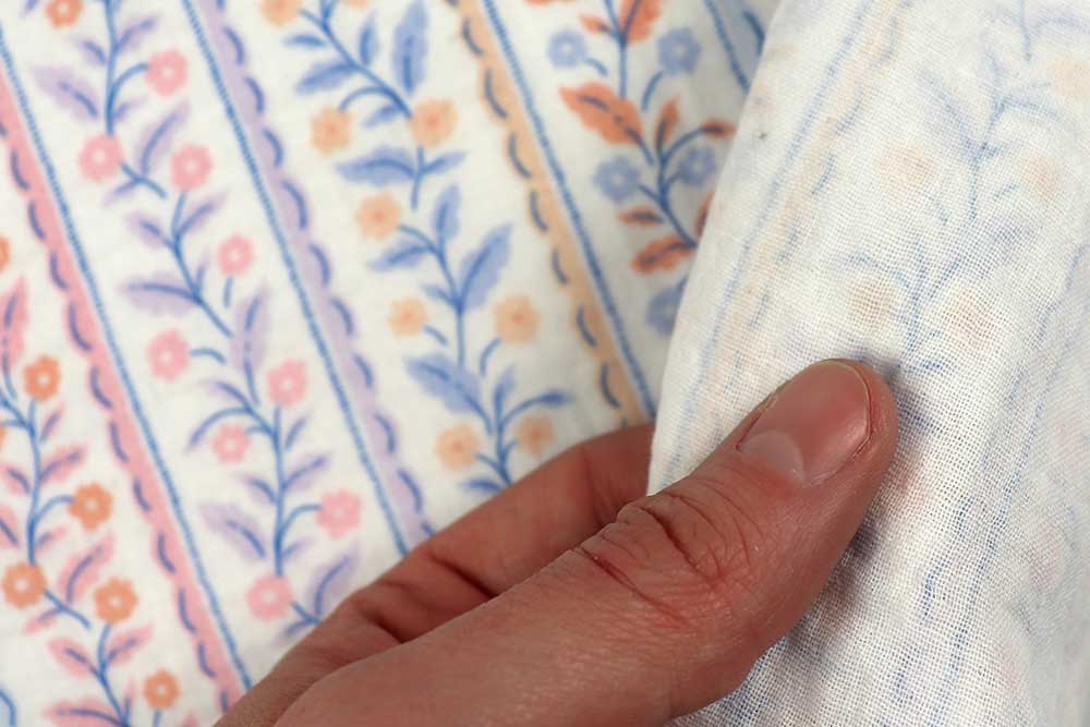 Zarter Baumwollstoff mit feinen Blütenranken in Pastell – perfekt für leichte Kleidung und romantische Nähideen. Co7002 Musselin Bluetenranken 2 Baumwolle Blumen Musselin - Blütenranken