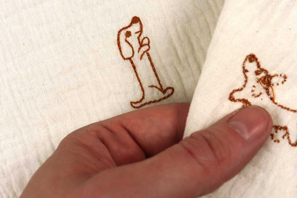 Süßer Stoff mit gestickten Dackeln – verspielt, charmant und perfekt für besondere Nähprojekte. Co7003 Musselin Gestickterdackel 2 Musselin Stoffe Musselin - Gestickter Dackel