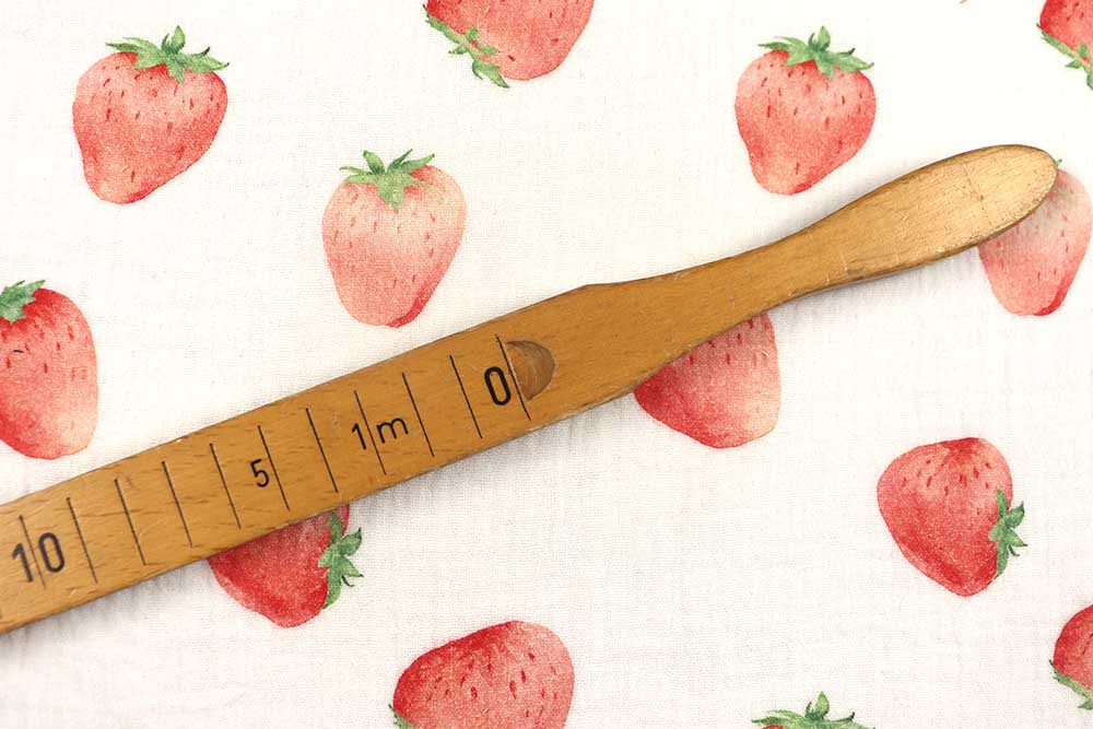 Zarter Stoff mit Aquarell-Erdbeeren – fruchtig, verspielt und perfekt für sommerliche Nähideen. Co7004 Musselin Suesse Erdbeeren Stm 2 Baumwolle sonstige Musselin - Süße Erdbeeren