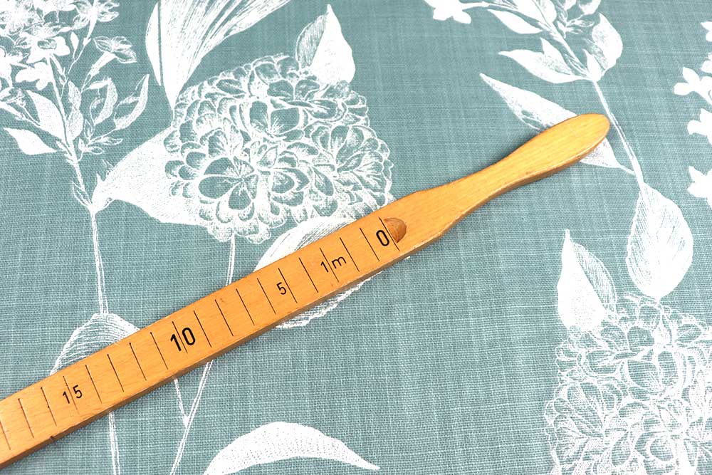 Nostalgisch, floral, verträumt: Ein Stoff aus reiner Naturfaser für Fans der etwas anderen Toile-Designs! Co7016 Baumwoll Dekostoff Toile Blumen S4 Toile de Jouy Baumwoll-Dekostoff - Toile Botanique