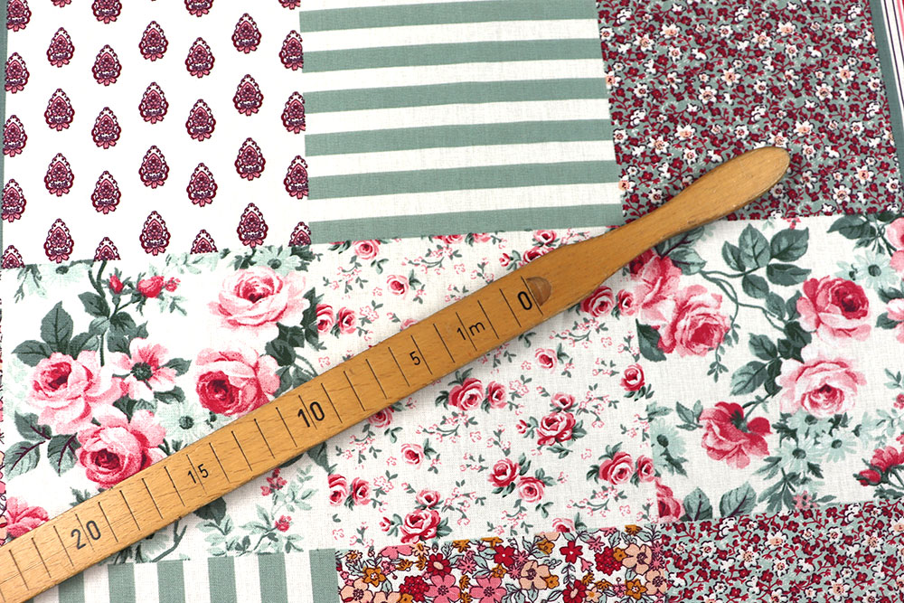 Feiner Cretonne mit romantischem Mustermix aus Rosenblüten, Streifen und Ornamenten Co7020 Baumwollstoff Patchwork.rosen Streifen S4 Baumwolle Blumen Baumwollstoff - Patchwork - Salbei/Rose