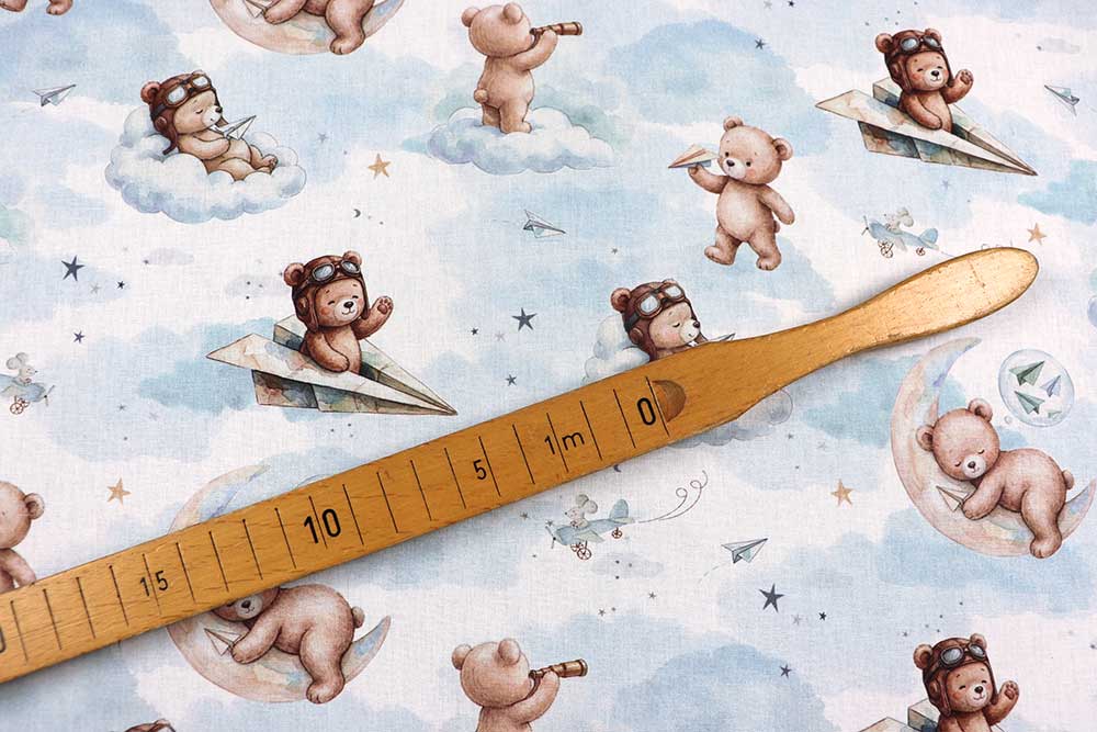 Süße Träume! Mit dem Bärchen in der Traumwelt schläft es sich doch gleich viel besser. Co7024 Baumwollstoff Baerchen Himmel 3 Baumwolle Kinder Baumwollstoff Digital - Bärchen in der Traumwelt