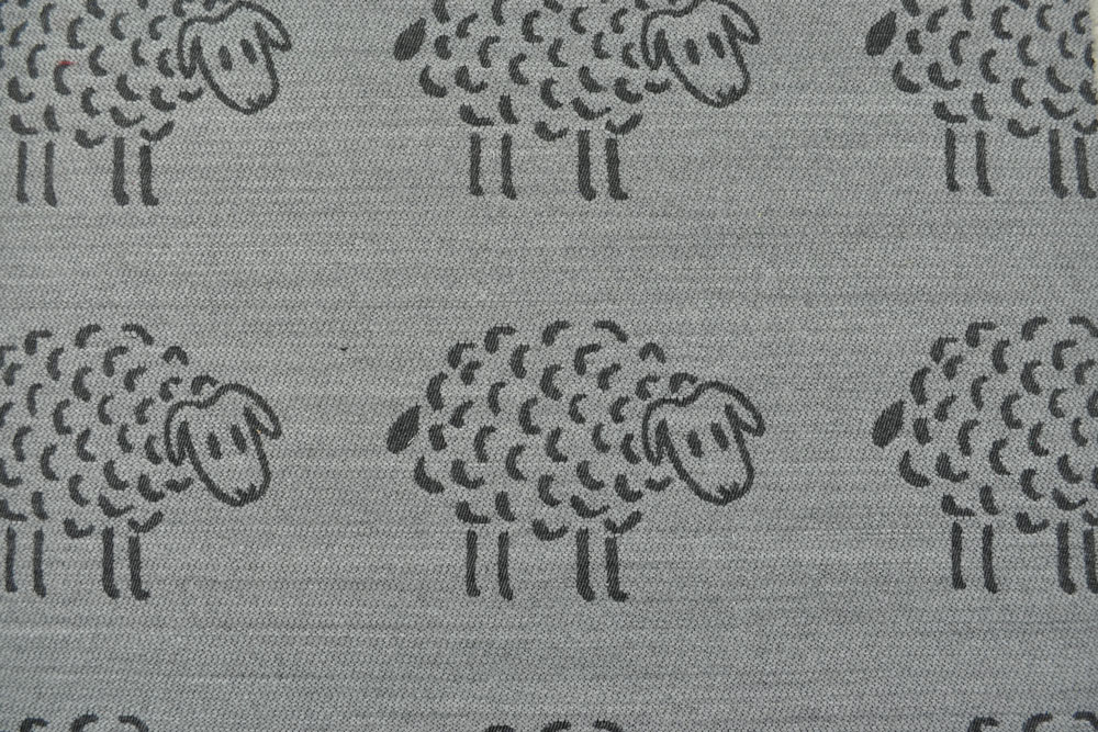 Weicher Wende-Jacquard mit flauschigen Schafen in Hellgrau und Grau Ds1842970 Jacquard Dekostoff Schafe Grau S4 Jacquard Wende-Jacquard - Kuschelschafe - Hellgrau/Grau