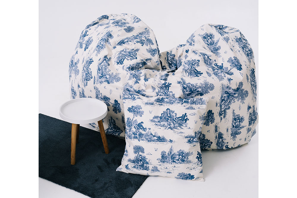 Nostalgisch-romantisches Flair ist mit diesem Dekostoff im Toile-Design garantiert! Ds1923585 Dekostoff Toile De Jouy Hiren Blau (1) Toile de Jouy Dekostoff Toile de Jouy - Schafhirte - Blau