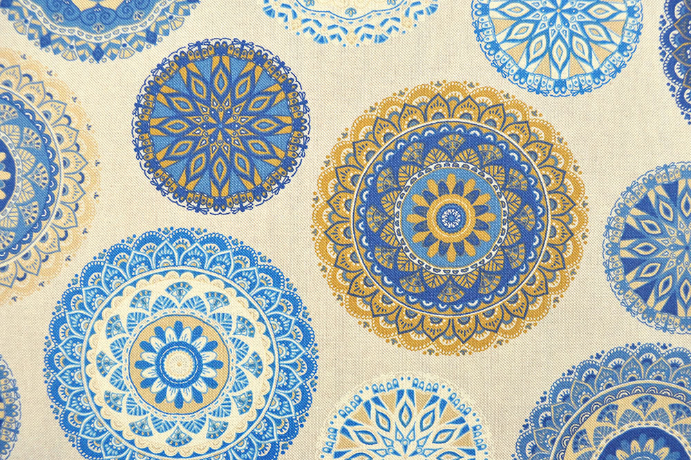 Detailreiches Mandalamotiv auf pflegeleichtem Mischgewebe in leicht rustikaler Leinenoptik Ds2436 Dekostoff Leinenoptik Mandala Blau S4 Dekostoffe sonstige Dekostoff Leinenoptik - Mandalas Azules