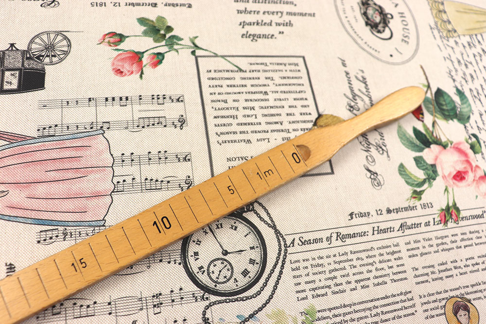 Romantischer Baumwollstoff mit viktorianischen Illustrationen, Schriftzügen und floralen Akzenten – perfekt für stilvolle Dekoideen. Ds2524 Dekostoff Viktorianisch Tea House Dekostoffe NEU  Dekostoff Premium - Victorian Letters