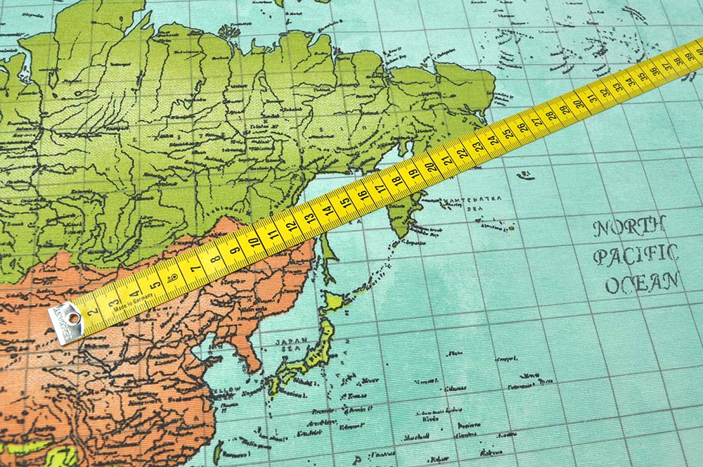 Dieser Stoff hilft beim Träumen von einer Weltreise - verwandeln Sie mit überbreiter Ware komplette Zimmer in einen Atlas! Ds3225 Dekostoff Ueberbreit Weltkarte S4 Übergardinen Dekostoff - Weltkarte - 280 cm