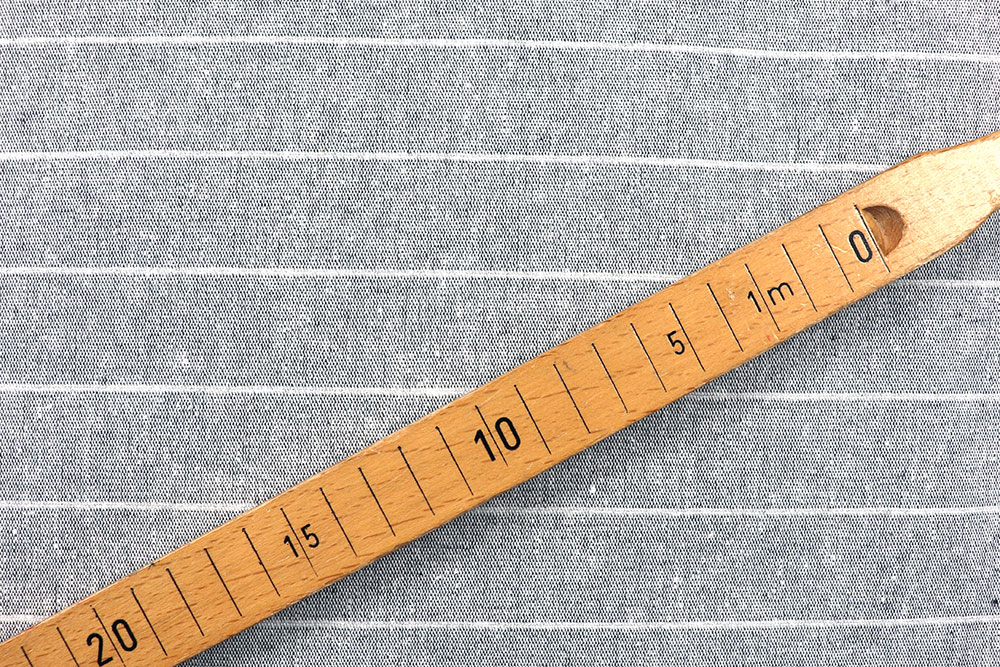 Natürlicher Stoff in Überbreite mit feinem Streifenmuster - es ist Zeit für kreative Gestaltungsideen mit gutem Gewissen! Ds3252 Dekostoff Recycling Ueberbreit Streifen Grau S4 Recycling-Stoffe Recycling-Dekostoff - Streifen - Grau/Natur - 280 cm