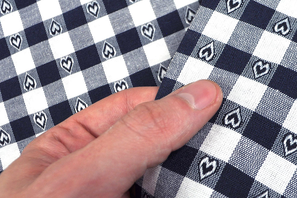 Klassischer Vichy-Karo-Stoff mit kleinen Herzen in Überbreite in wunderschönen Farben Ds3289 Dekostoff Ueberbreit Vichy Karo Herzen Nachtblau S4 Karos - 280 cm Dekostoffe Dekostoff - Vichy-Herzen - 280 cm breit - Nachtblau