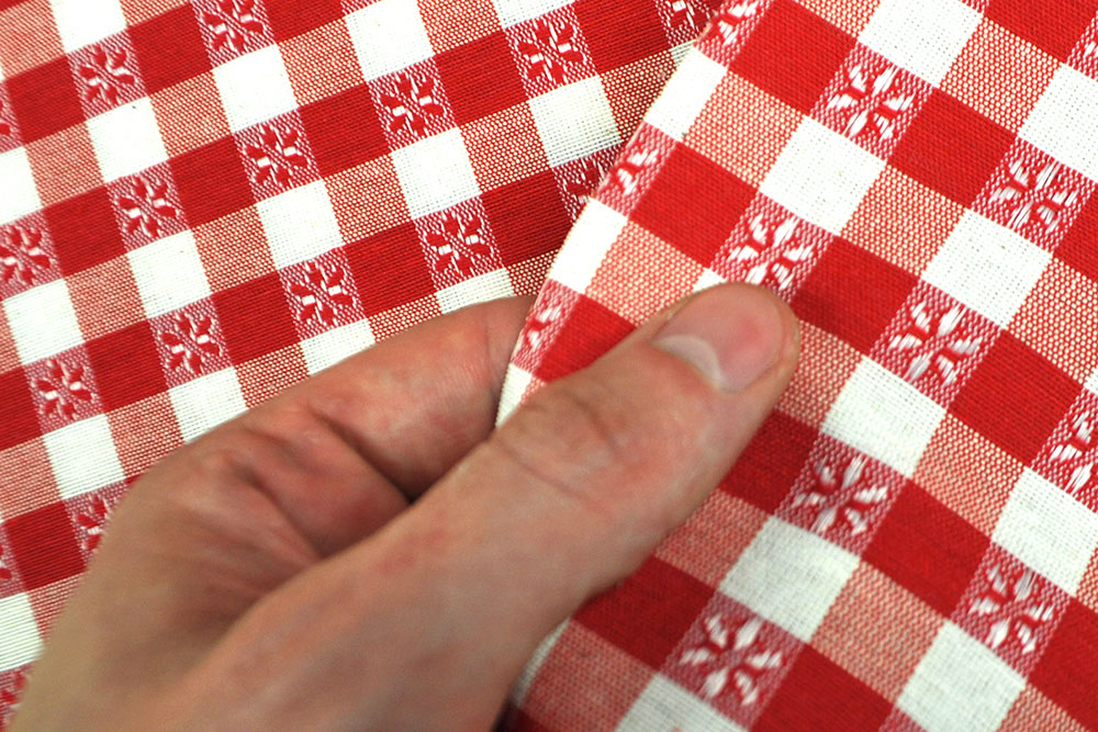 Dekostoff mit 5 mm großen Vichy-Karos und kleinen Blümchen, perfekt für Bekleidung, Landhausmode, Dekorationen und vieles mehr Ds3290 Dekostoff Ueberbreit Vichy Karo Bluemchen Rot S4 Bettwäsche-Stoffe Dekostoff - Vichy-Blumen - 280 cm breit - Rot