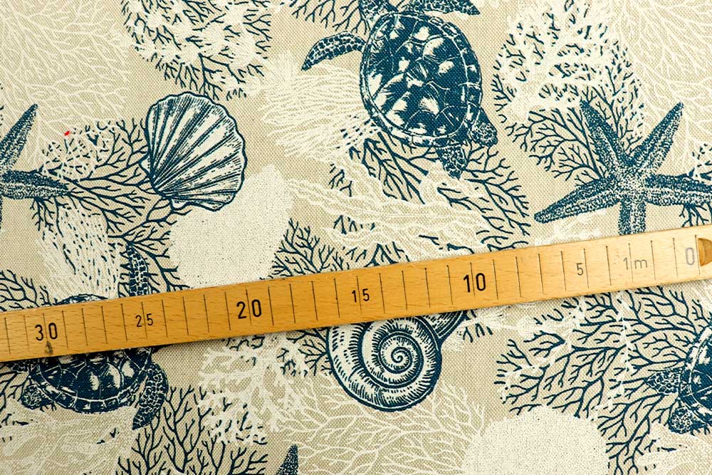 Rustikaler Dekostoff mit maritimem Design - gehen Sie auf Tauchgang mit Schildkröte, Seestern & Co Ds3327 Dekostoffe Maritim Dekostoff Leinenoptik - Wilde Seewelt - 280 cm