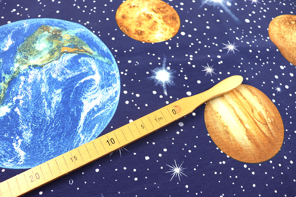 Bereit für einen Trip ins All? Dieser Dekostoff eignet sich ideal für Kinderzimmer, in denen angehende Astronauten schlafen Ds3355 Dekostoff Weltall S4 Dekostoffe NEU  Dekostoff - Planeten - 280 cm