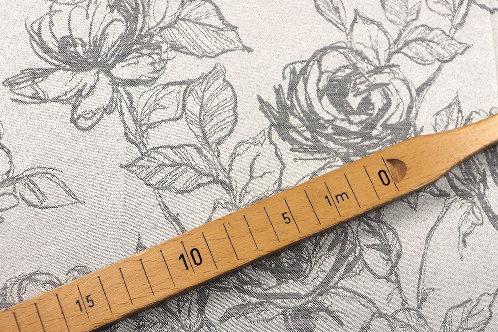 Hochwertiger Jacquard, versehen mit einem romantischen Rosen-Motiv Ds5803 Dekostoff Jacquard Rosen Grau S4 Taschenstoffe Jacquard Rosen - Creme/Silber