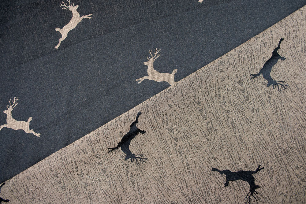 Geschmeidiger, beidseitig verwendbarer Jacquard mit eingewebten Hirschen und leichter Holzstruktur auf der beigefarbigen Grundware Bd01 Ds5940370 Dekostoff Hirsche S4 Dekostoffe Landhaus Jacquard Ammergau - Dekostoff - Beige/Dunkelbraun