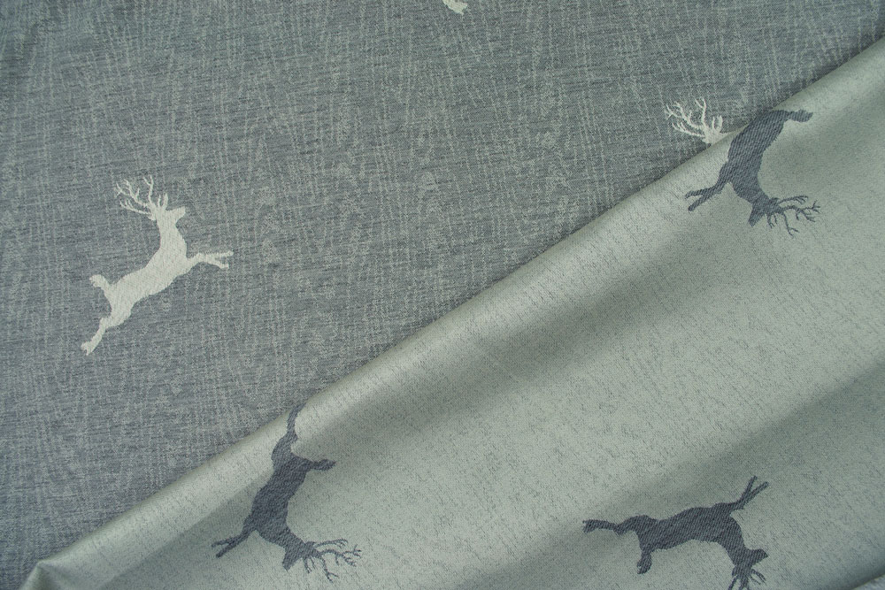 Geschmeidiger, beidseitig verwendbarer Jacquard mit eingewebten Hirschen und leichter Holzstruktur der cremefarbigen Grundware  Ds5940370 Jacquard Hirsch Creme S4 Dekostoffe Jacquard Jacquard Ammergau - Dekostoff - Creme/Grau