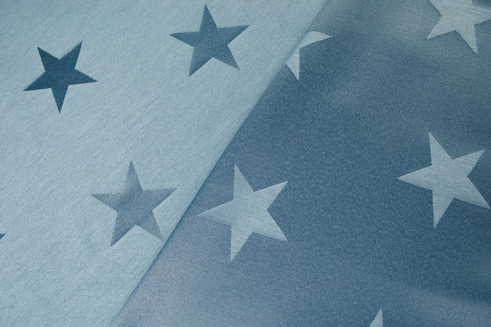Beidseitig verwendbarer Jacquard mit leichtem Glanz und eingewebtem Sternen-Motiv in Blau/Hellblau Ds5943540 Jacquard Sternenglanz Blau S4 Dekostoffe Sternenglanz - Dekostoff Jacquard - Blau/Hellblau