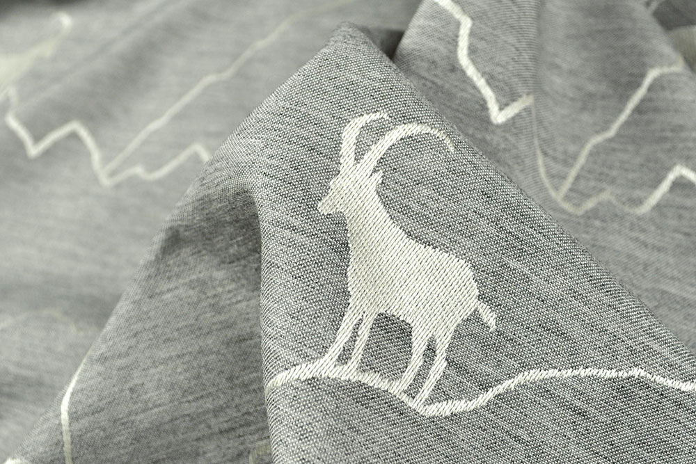 Ein Hauch der Alpen für daheim! Dieser hochwertige Deko-Jacquard sorgt für echte Landhaus-Stimmung! Ds5981 Dekostoff Wende Jacquard Steinbock Creme Grau Dekostoffe Jacquard Dekostoff Jacquard - zweiseitig - Alpen-Steinbock - Grau/Creme