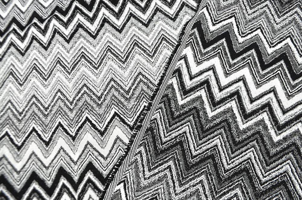 Fest verwobener Dekostoff mit einem Design im Zickzack, das sich von der Masse abhebt! Ds6133 Jacquard Zickzack S4 % Sale - Dekostoffe Jacquard-Dekostoff - Poncho Noir