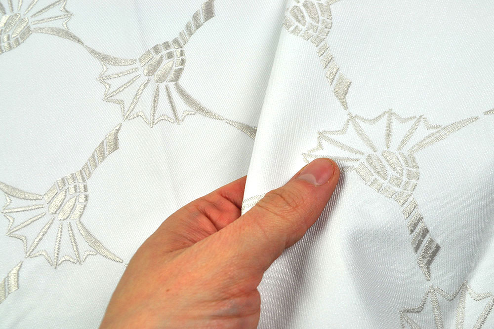 Bestickter Dekostoff mit Stil aus der JOOP!-Kollektion - lassen Sie Ihr Zuhause in neuem Glanz erstrahlen! Ds6174 Joop Dekostoff Kornblume Stickerei Creme S4 JOOP! JOOP! - Kornblumen-Stickerei - Weiß/Champagner