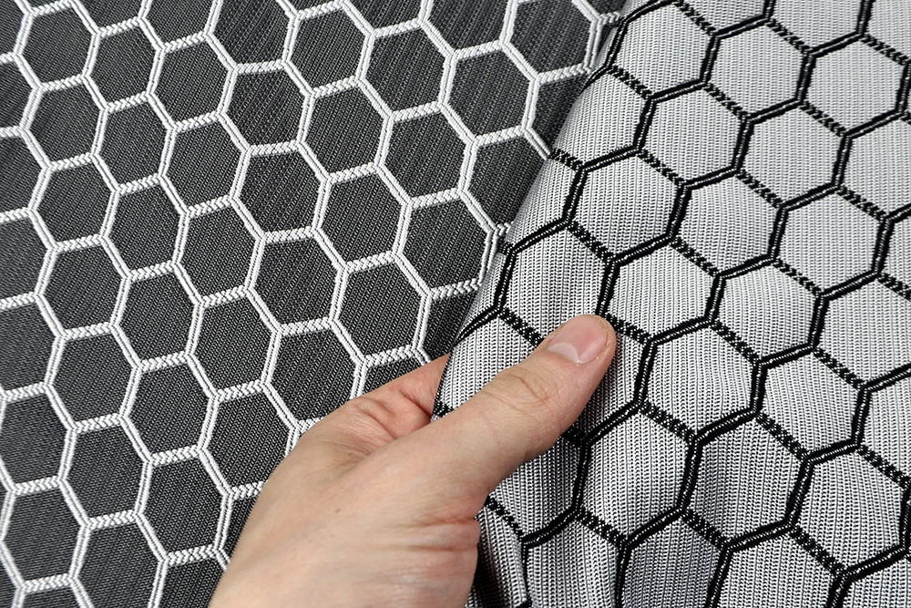 Durchgewebter Dekostoff mit Stil aus der JOOP!-Kollektion - lassen Sie Ihr Zuhause in neuem Glanz erstrahlen! Ds6175 Joop Dekostoff Waben Grau S4 JOOP! JOOP! - Jacquard Hexagon - Anthrazit/Lichtgrau