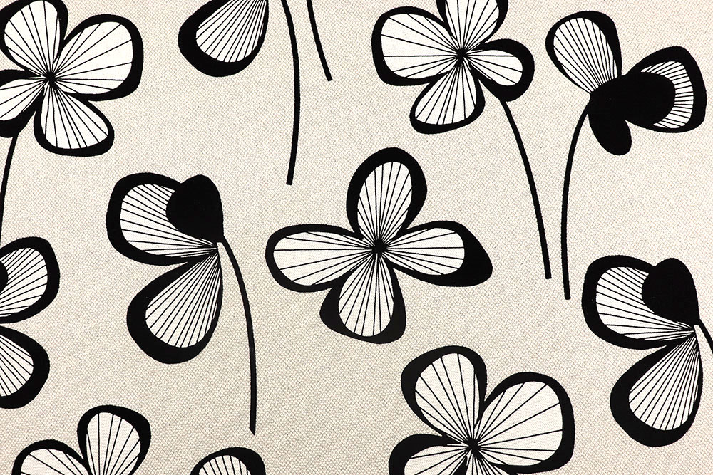 Skandi-Flair in Stoffform – pur, cool, unverkennbar. Ds6319 Dekostoff Blackpetal S4 Dekostoffe Blumen Dekostoff Premium - Black Petal
